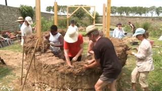 Construire un cabanon en terre crue [upl. by Hsara]